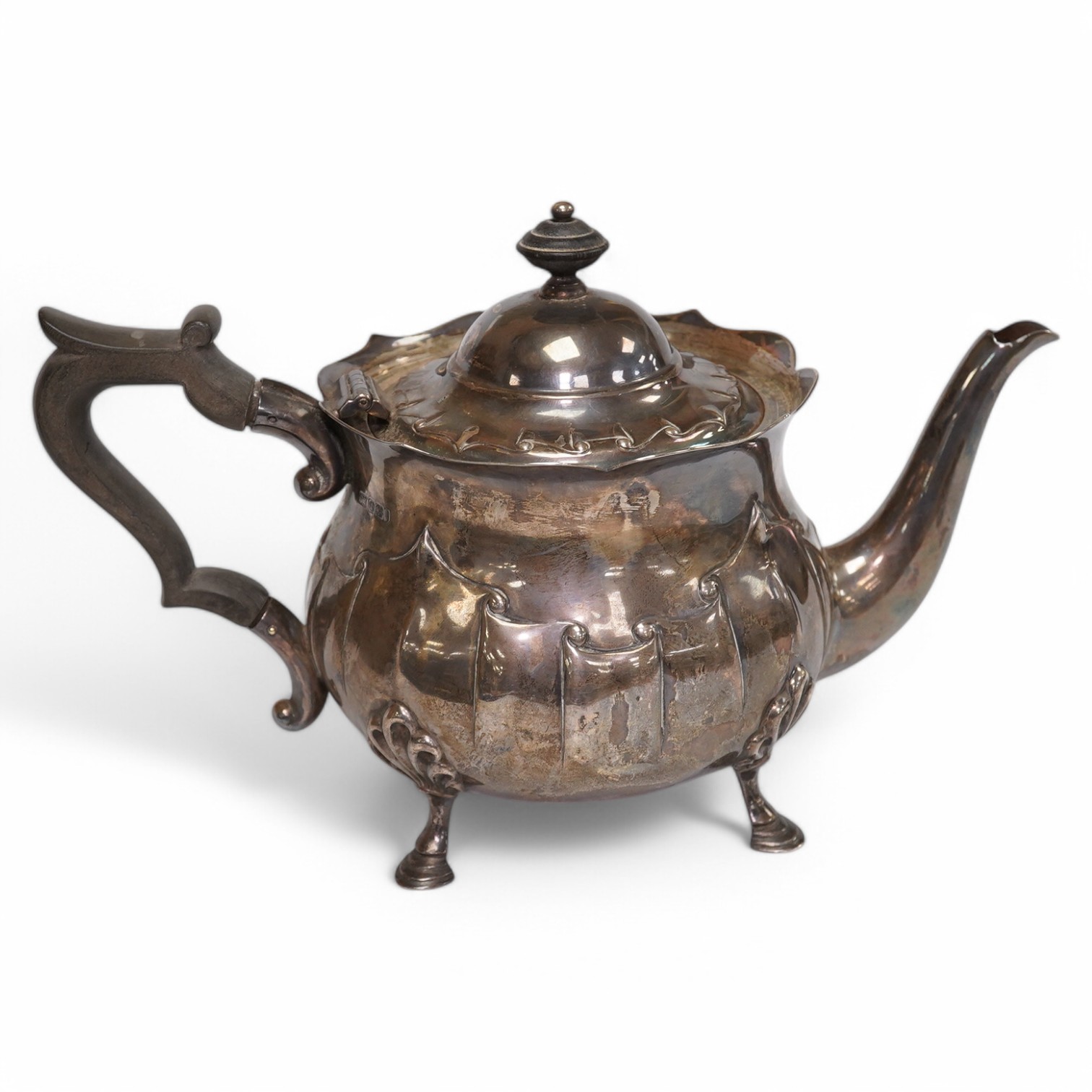 An Edwardian silver teapot by George Howson, Sheffield, 1903, gross weight 16.7oz. Condition - poor to fair